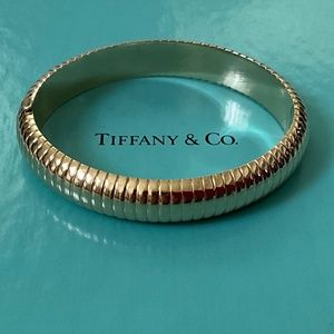 TIFFANY & CO. Rare Vintage 14k Yellow Gold Hinged Bangle Bracelet